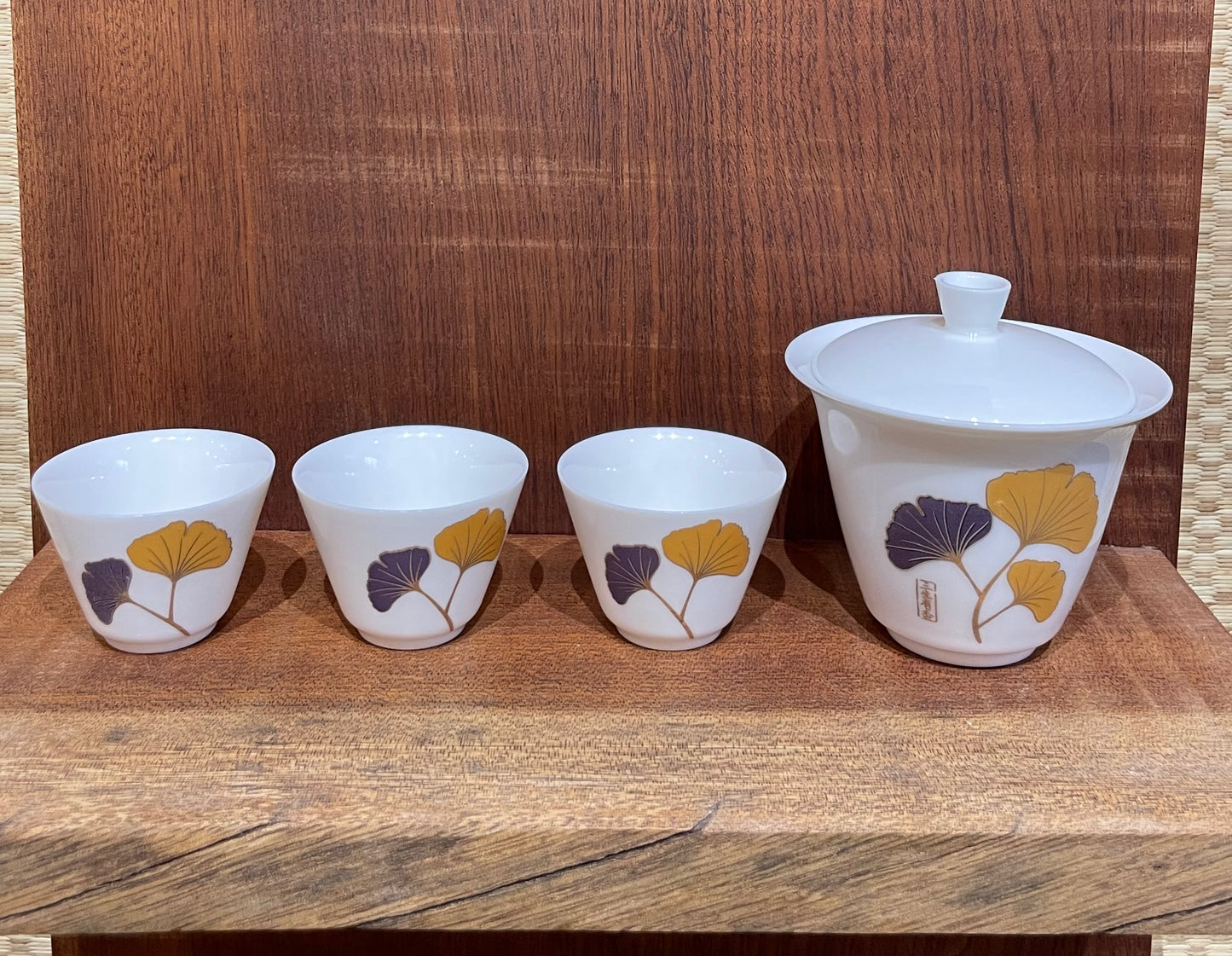 Porcelain gaiwan and cups